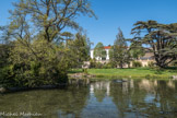 <center>Le parc de Maison Blanche.</center>La maison domine le lac et le parc.
