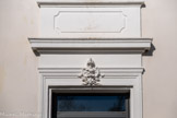<center>Maison Blanche.</center>Dessus de porte.