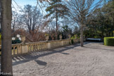 <center>Maison Blanche.</center>La très vaste terrasse se termine par des balustres ornés de quatorze urnes. U