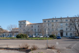 <center>Hôpital de Sainte Marguerite.</center>Au nord fût édifié le grand bâtiment de l’administration, composé d’un corps central de quarante mètres de façade, élevé de trois étages sur rez-de-chaussée ; de deux corps latéraux de vingt mètres de façade chacun, ayant deux étages sur rez-de-chaussée, et de deux pavillons de tête, de trois étages sur rez-de-chaussée mesurant l’un et l’autre en façade de dix mètres de longueur. A cette ligne de bâtiments d’une longueur de cent mètres viennent s’ajouter deux prolongements à simple rez-de-chaussée, affectés celui de droite aux cuisines et celui de gauche aux bains, chacun mesurant quarante mètres de longueur.
