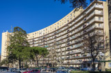 <center>Lou Trioulet</center>Rozan J, architecte 1954.
En vis-à-vis de la Cité Radieuse, l'auteur en reprend l'aspect compact et dense, mais ne manque pas de souligner que dans le Midi la bonne orientation reste le sud. Enfin comme certains des immeubles dans la même confrontation, à la barre, il répond par la courbe. Jean Rozan, qui connaît bien le monde du logement social, crée là un ensemble particulièrement intéressant. Desservi par des coursives, il veillera à ne pas exposer la vie privée le long des espaças collectifs. duit à une véritable promenade architecturale.