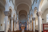<center>Eglise de Sainte Marguerite.</center>A l'intétieur, la nef centrale est terminée par une abside, et est bordée par deux bas-côtés. Elle est voûtée en berceau en plein cintre. La voûte repose sur des colonnes monolithiques de 6 mètres de hauteur et qui la séparent des bas-côtés. Les chapiteaux imitent le style roman. Ils présentent des motifs d'animaux fantastiques ou de végétaux stylisés. CVertains chapiteaux du choeur illustrent divers épisodes du martyre de Sainte Marguerite, d'autre, le Sacrifice d'Abraham, Daniel et les lions, Moïse présentant les tables de la loi, les envoyés de Moïse de retour de la terre promise.