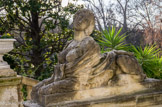 <center>Maison Blanche.</center>Chez les grecs, le Sphinx une femme avec un corps de chat et des ailes d'oiseau. Ici, on a un corps de lion, comme chez les égyptiens, mais vu la poitrine opulente, on a bien affaire à des dames.