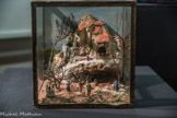 Gil-Agnès Daumas Datation inconnue Crèche représentant un village avec une grotte.  22,5 x 21,3 x 17,5 cm. <br>