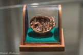 Paul Pontet. 1980. Crèche miniature réalisée dans une coquille de noix avec santons-puces et moulin. 7,1 x 7,5 x 6,3 cm