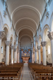 <center>Eglise de Sainte Marguerite.</center>La voûte repose sur des colonnes monolithiques de 6 mètres de hauteur et qui la séparent des bas-côtés.
