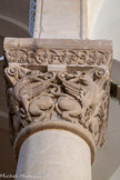 <center>Eglise de Sainte Marguerite.</center>Chapiteau du bas-côté droit, en partant de l'entrée vers l'abside. Tous les chapiteaux sont différents et imitent le style roman. ils présentent des motifs d'animaux fantastiques ou de végétaux stylisés.