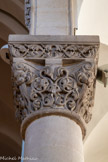 <center>Eglise de Sainte Marguerite.</center>Chapiteau du bas-côté droit, en partant de l'entrée vers l'abside. Tous les chapiteaux sont différents et imitent le style roman. ils présentent des motifs d'animaux fantastiques ou de végétaux stylisés.