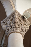 <center>Eglise de Sainte Marguerite.</center>Chapiteau du bas-côté droit, en partant de l'entrée vers l'abside. Tous les chapiteaux sont différents et imitent le style roman. ils présentent des motifs d'animaux fantastiques ou de végétaux stylisés.