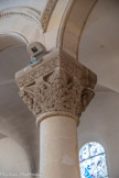<center>Eglise de Sainte Marguerite.</center>Chapiteau du bas-côté gauche, en partant de  l'abside vers l'entrée. Tous les chapiteaux sont différents et imitent le style roman. ils présentent des motifs d'animaux fantastiques ou de végétaux stylisés.