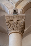 <center>Eglise de Sainte Marguerite.</center>Chapiteau du bas-côté gauche, en partant de  l'abside vers l'entrée. Tous les chapiteaux sont différents et imitent le style roman. ils présentent des motifs d'animaux fantastiques ou de végétaux stylisés.