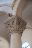 <center>Eglise de Sainte Marguerite.</center>Chapiteau du bas-côté gauche, en partant de  l'abside vers l'entrée. Tous les chapiteaux sont différents et imitent le style roman. ils présentent des motifs d'animaux fantastiques ou de végétaux stylisés.