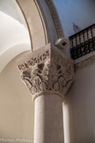 <center>Eglise de Sainte Marguerite.</center>Chapiteau du bas-côté droit, en partant de l'entrée vers l'abside. Tous les chapiteaux sont différents et imitent le style roman. Ils présentent des motifs d'animaux fantastiques ou de végétaux stylisés.