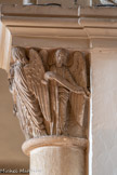<center>Eglise de Sainte Marguerite.</center>Les chapiteaux du choeur illustrent divers épisodes de martyre de Sainte Marguerite. Un ange. qui tient un phylactère.